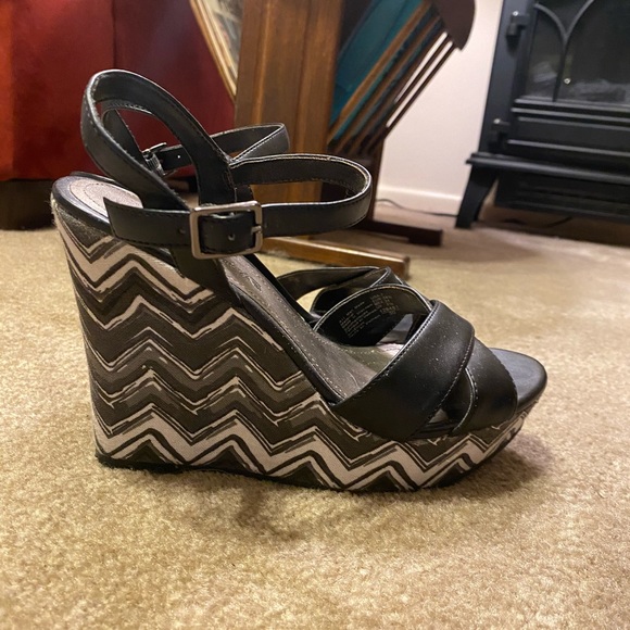Aztec Print Wedges - Picture 3 of 3